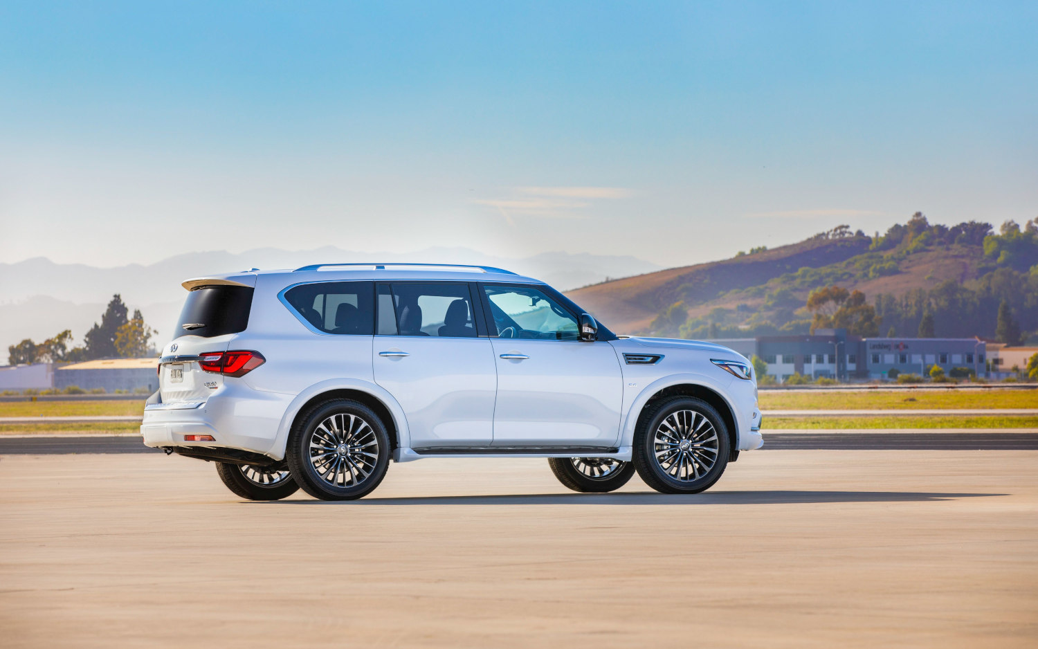 Comparison Infiniti QX80 Limited 2020 vs Audi etron Sportback